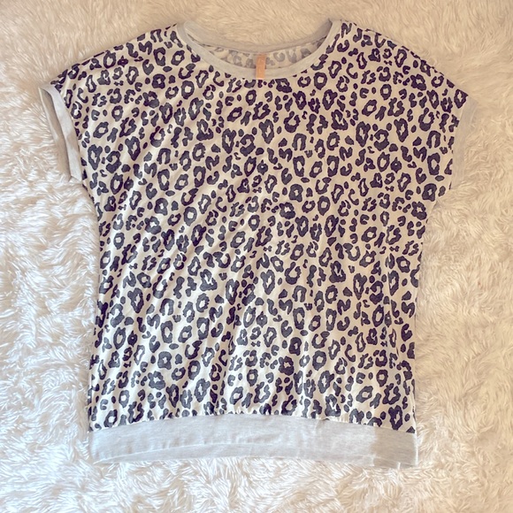 Jinkesi leopard print gray relaxed fit tee size L NWOT - Picture 2 of 3